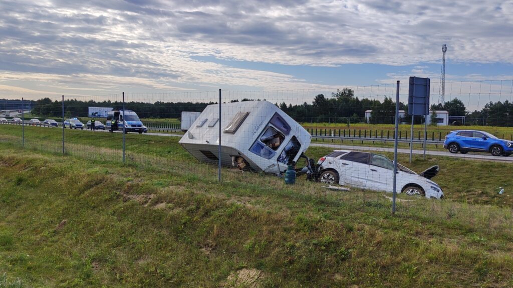 Wypadek Na Ekspresowej S7! Osobówka Z Przyczepą Turystyczną Zjechała Do Rowu