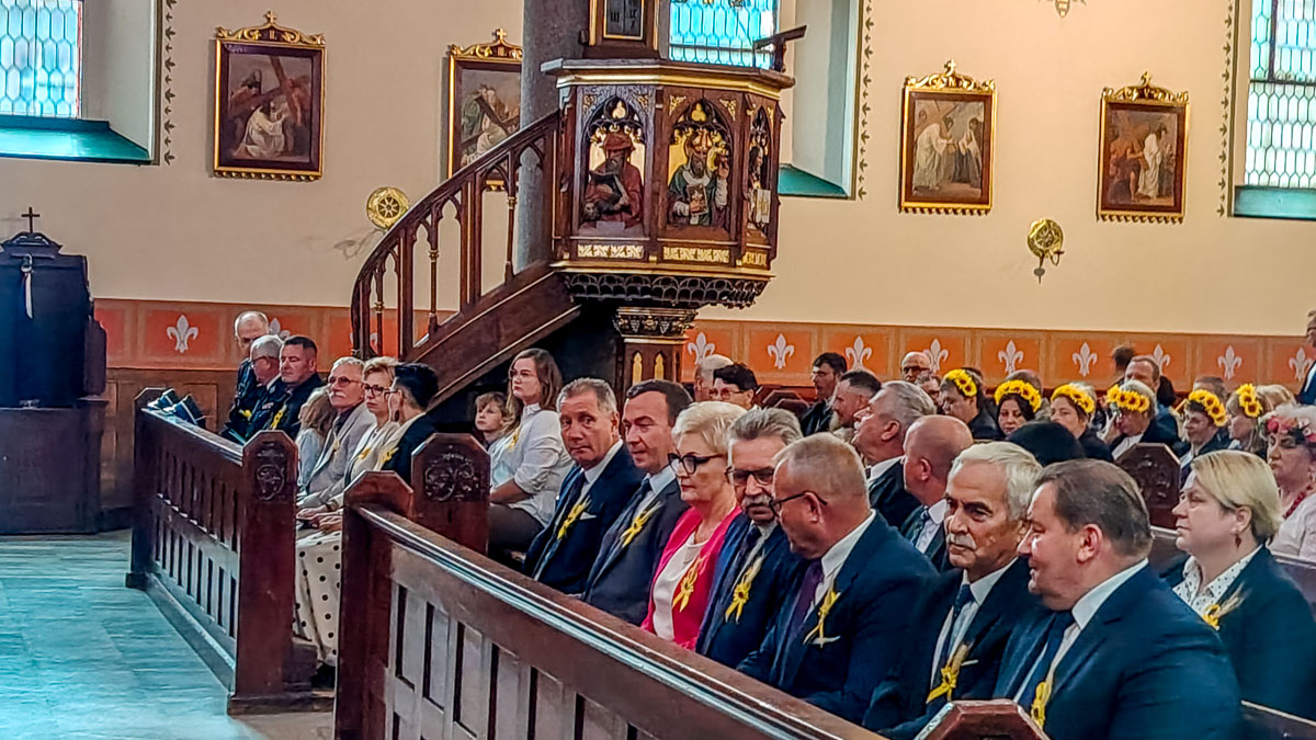 Uczestnicy Mszy Dożynkowej W Ostródzie