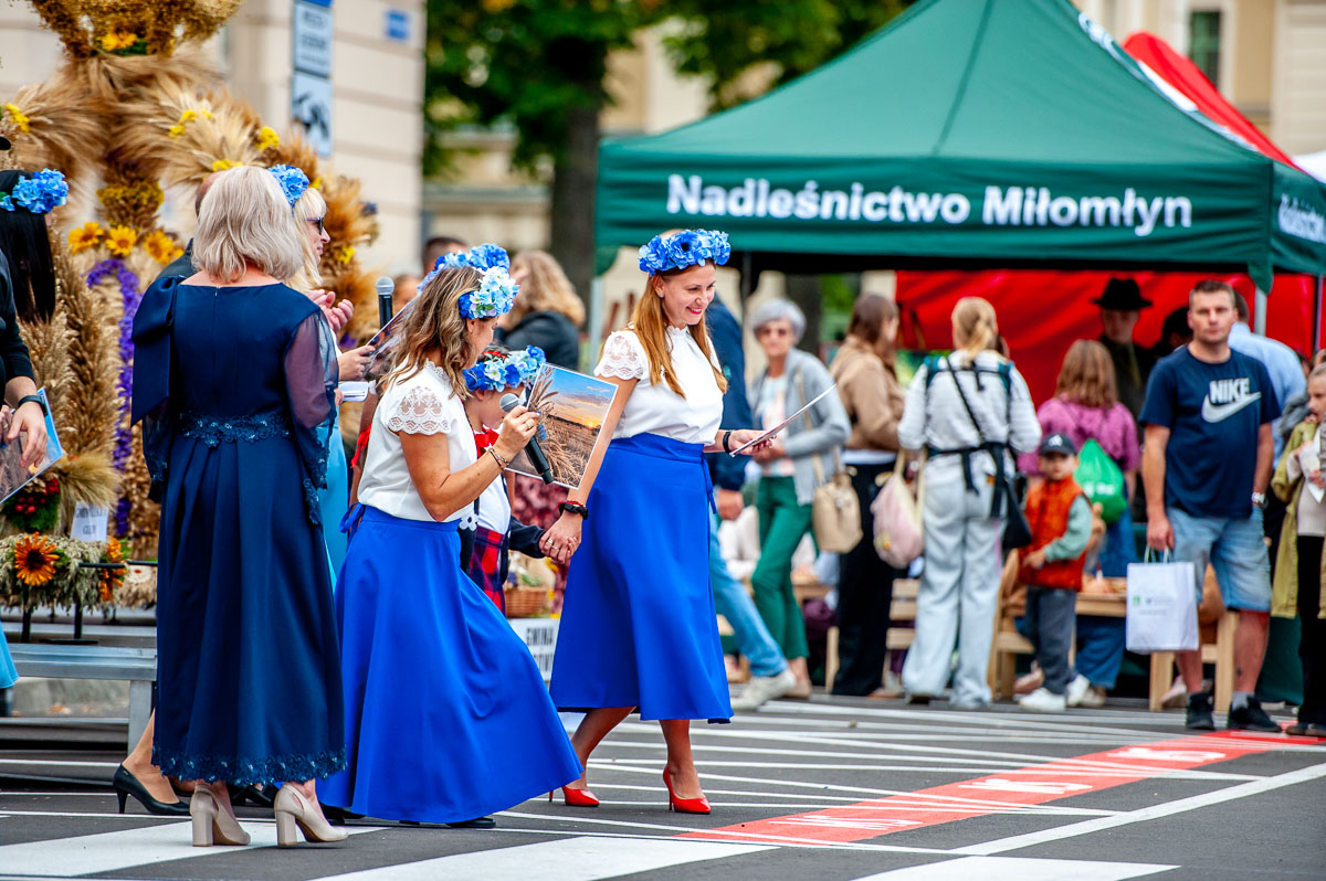 Delegacja W Strojach Ludowych Podczas Dożynek W Ostródzie
