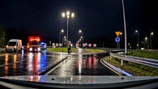 Kolizja na rondzie na S5 w Wirwajdach. Kolejny kierowca poszedł środkiem