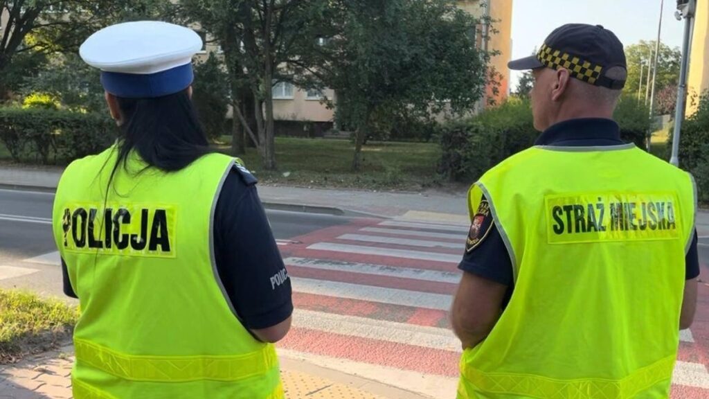 Bezpieczna droga do szkoły w Ostródzie. Ruszyła wspólna akcja mundurowych 14 Bezpieczna droga do szkoły w Ostródzie. Ruszyła wspólna akcja mundurowych