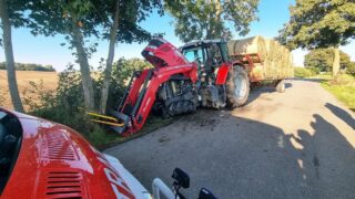 Ciągnik uderzył w drzewo na drodze Prątnica - Szczepankowo