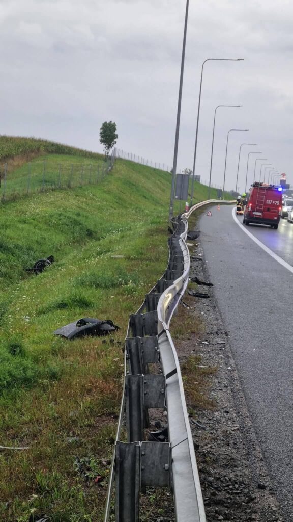 Kolizja na S7 na węźle Małdyty. Sprawca zahaczył o bariery i Jeepa 2 Kolizja Na S7 Na Węźle Małdyty. Sprawca Zahaczył O Bariery I Jeepa