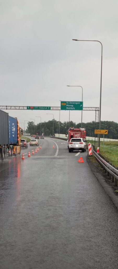 Kolizja na S7 na węźle Małdyty. Sprawca zahaczył o bariery i Jeepa 3 Kolizja Na S7 Na Węźle Małdyty. Sprawca Zahaczył O Bariery I Jeepa