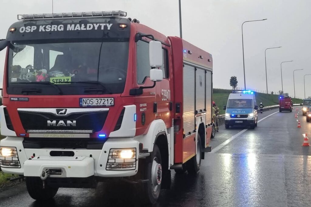 Kolizja na S7 na węźle Małdyty. Sprawca zahaczył o bariery i Jeepa 4 Kolizja Na S7 Na Węźle Małdyty. Sprawca Zahaczył O Bariery I Jeepa