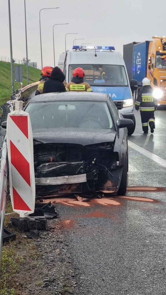Kolizja na S7 na węźle Małdyty. Sprawca zahaczył o bariery i Jeepa 5 Kolizja Na S7 Na Węźle Małdyty. Sprawca Zahaczył O Bariery I Jeepa