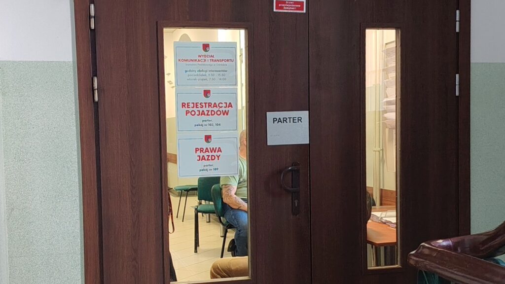 Masowa wymiana praw jazdy. Wydział Komunikacji w Ostródzie radzi, żeby nie czekać na ostatnią chwilę 2 Masowa Wymiana Praw Jazdy. Wydział Komunikacji W Ostródzie Radzi Żeby Nie Czekać Na Ostatnią Chwilę