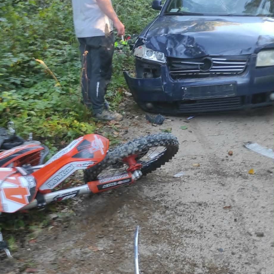 Wypadek na drodze leśnej Tarda-Winiec. Motocykliście pękł kask! 2 Wypadek Na Drodze Leśnej Tarda-Winiec. Motocykliście Pękł Kask!