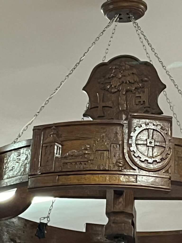 Zaginiony ostródzki żyrandol odnaleziony. Sprawa paserstwa zamknięta po 70 latach! 3 Zaginiony Ostródzki Żyrandol Odnaleziony. Sprawa Paserstwa Zamknięta Po 70 Latach!