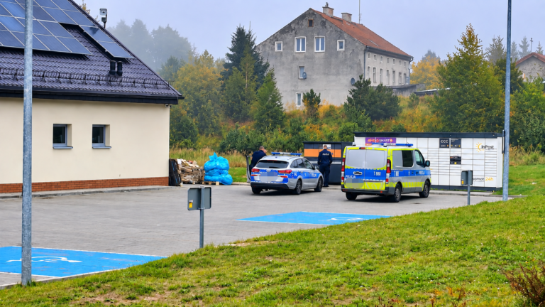 Interwencja Policji Przy Sklepie Dino W Miłomłynie Po Zgłoszeniu Podejrzenia Włamania.